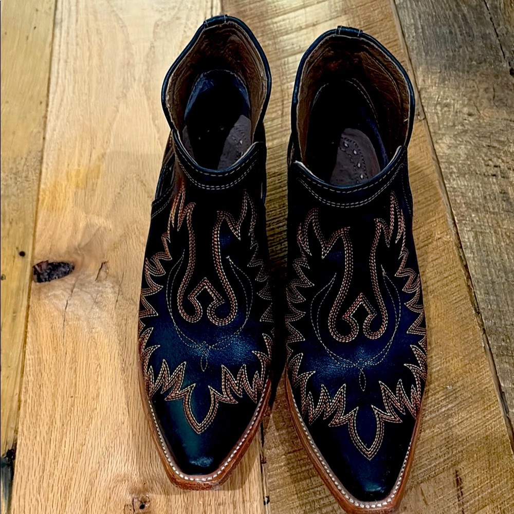 Ariats Women’s slip on ankle boots